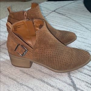 Universal Thread Women’s Camdyn Laser Cut Boots